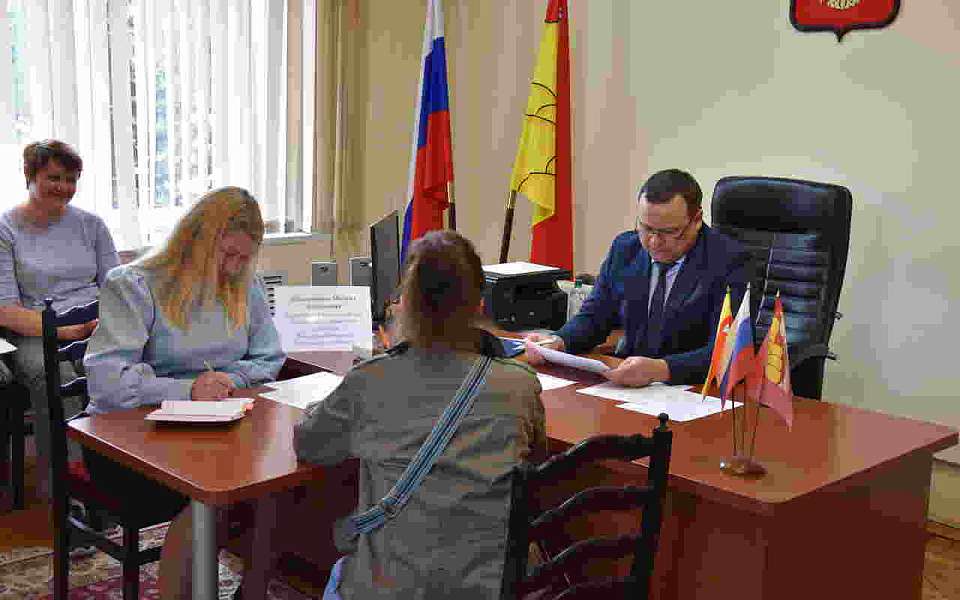 Управляющий отделением Соцфонда по Воронежской области Михаил Шапошников провел прием граждан