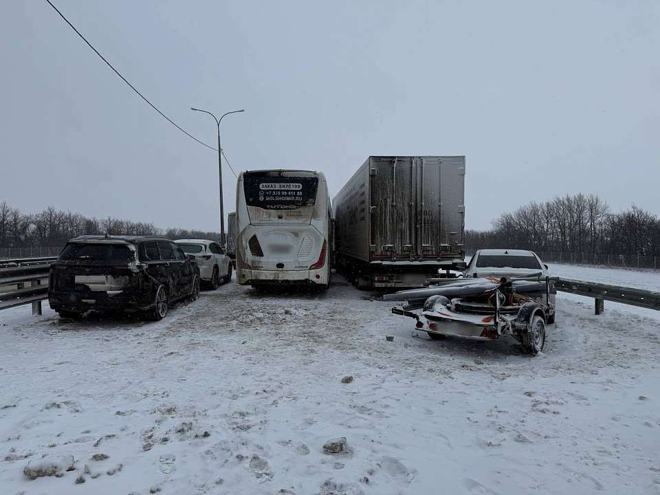 В Воронежской области на трассе М-4 «Дон» произошло три массовых ДТП с участием 15 автомобилей