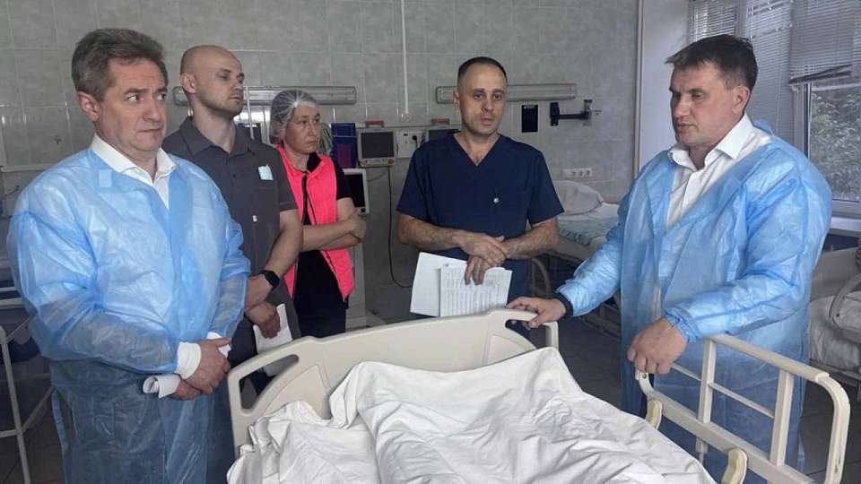 Пострадавших при ракетной атаке посетил воронежский министр здравоохранения