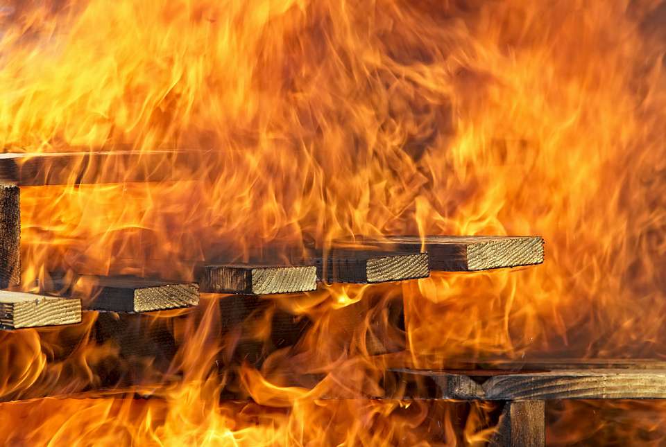 В Таловском районе Воронежской области горят хозяйственные постройки