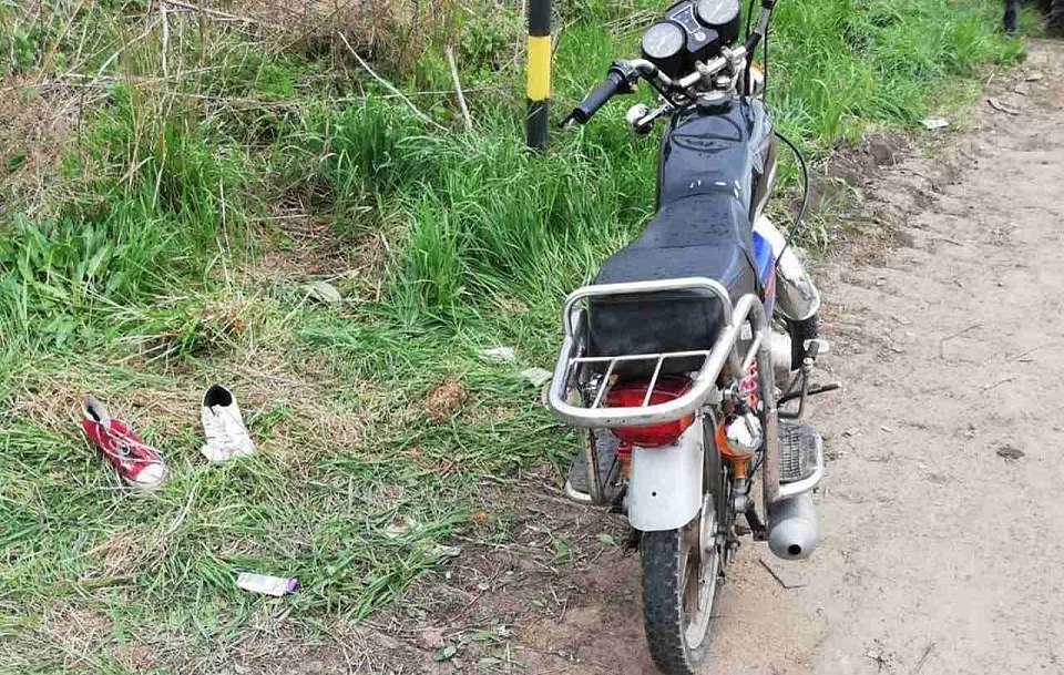 Двое подростков на мопеде врезались в припаркованный грузовик под Воронежем