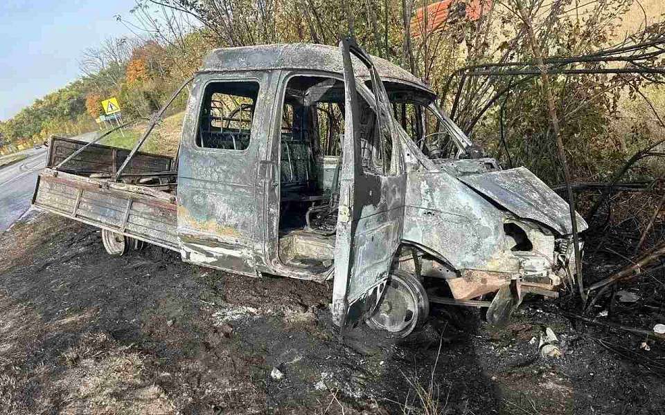В сгоревшей после ДТП с фурой «Газели» пострадали два человека под Воронежем