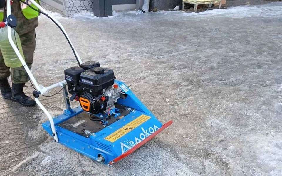 В Ленинском районе ледокол прокладывает путь