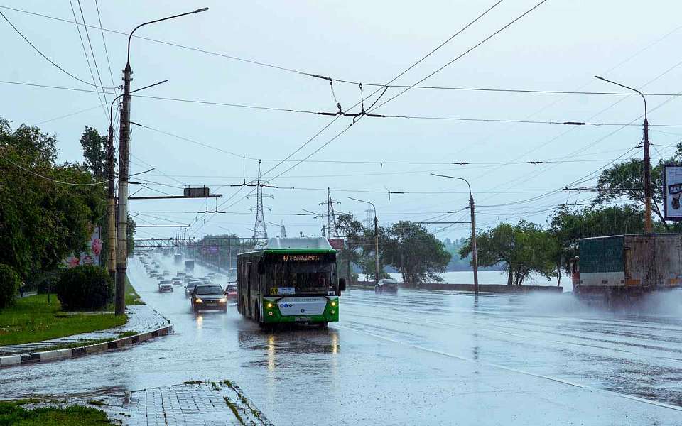 Гроза с дождем надвигается на Воронеж