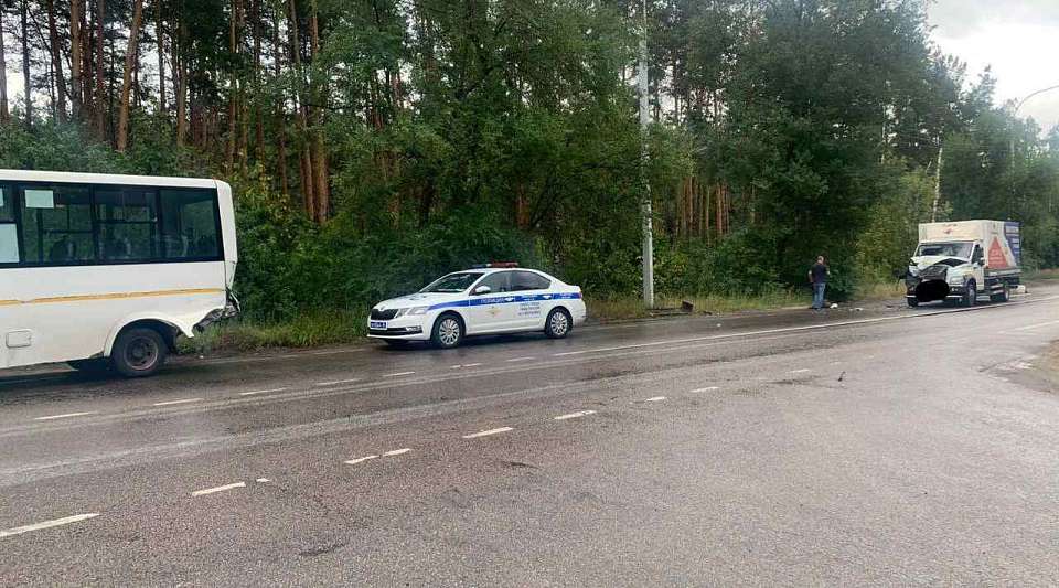 В столкновении «Газона» с маршруткой пострадал 2-летний воронежец