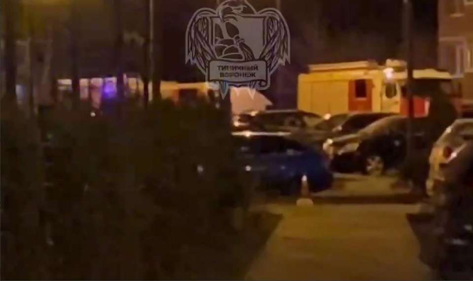 Воронежцев обеспокоило скопление пожарных машин у многоэтажки