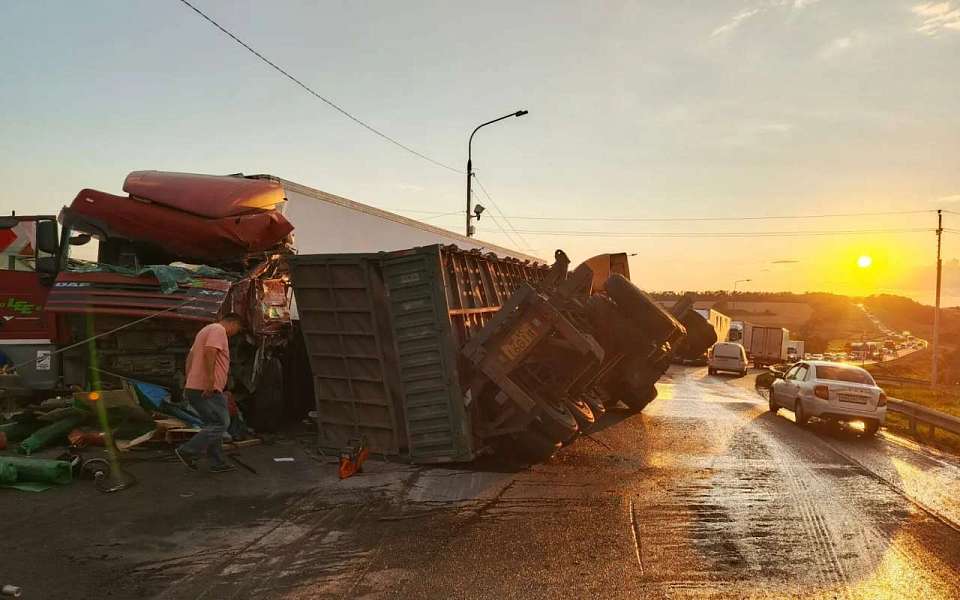Массовое ДТП с тремя фурами произошло под Воронежем 