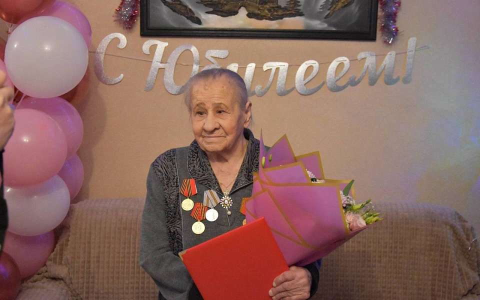 Жительницу Воронежа поздравили со 100-летием