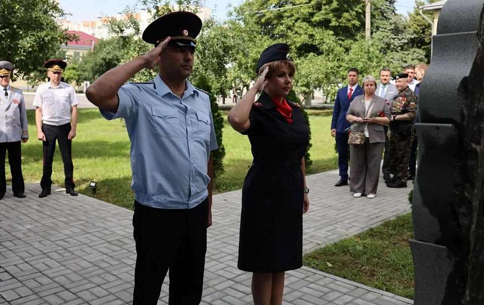 Аллею памяти сотрудников МВД, павших при исполнении служебного долга, открыли в Воронеже