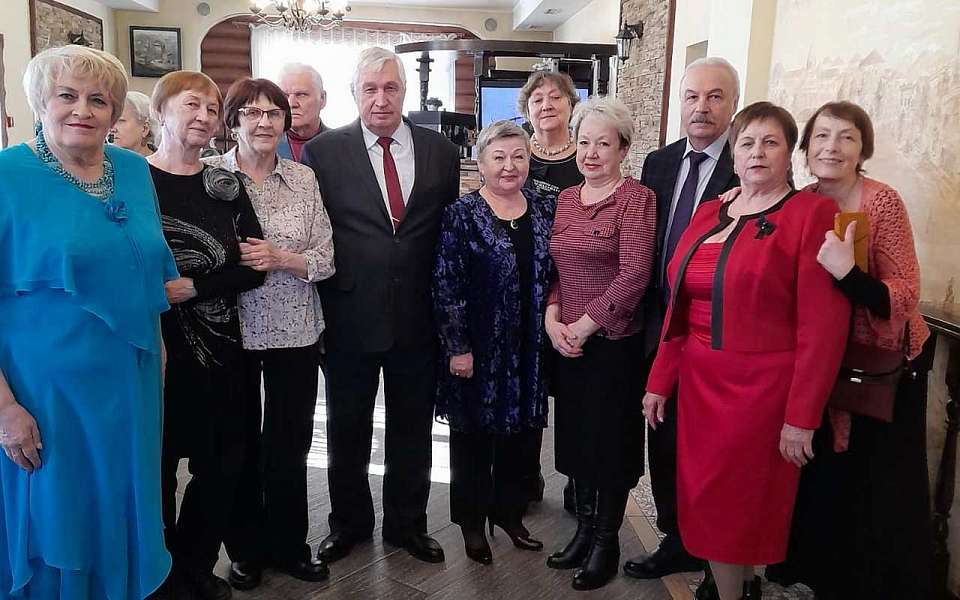 В Коминтерновском районе продолжают поздравлять прекрасную половину с 8 Марта