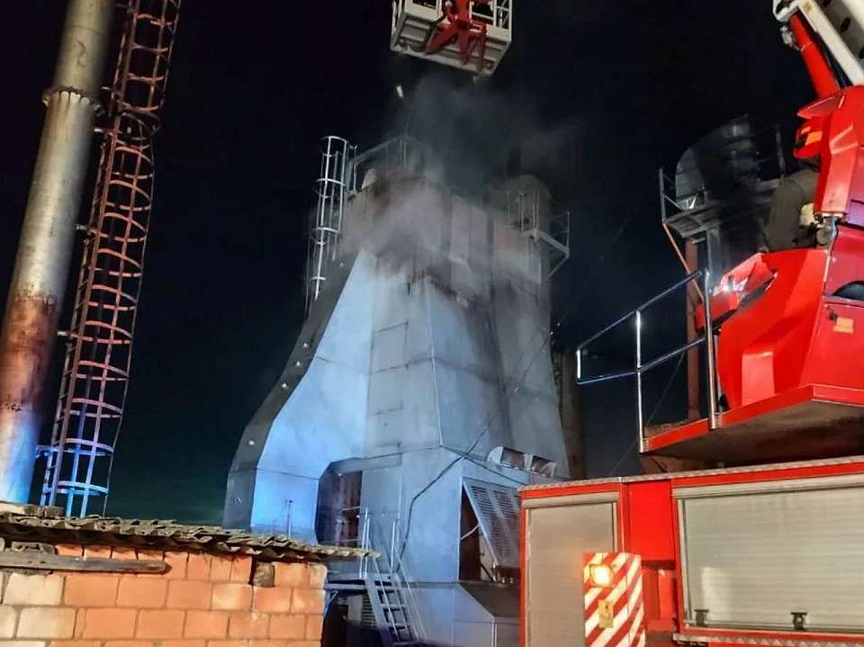 Пожар в воронежском селе уничтожил сушилку и повредил ангар