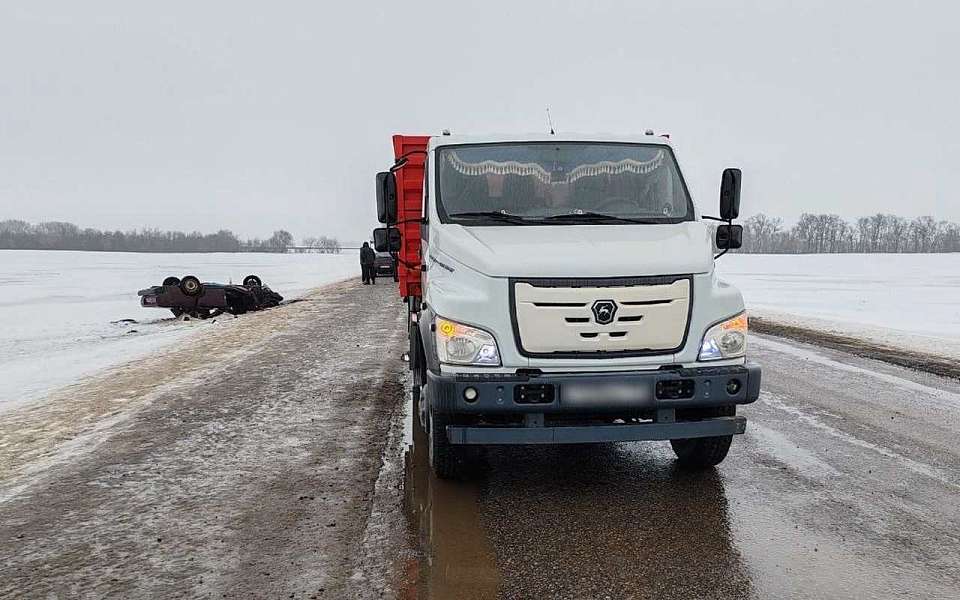 Два человека пострадали в ДТП ВАЗа с грузовиком на воронежской трассе