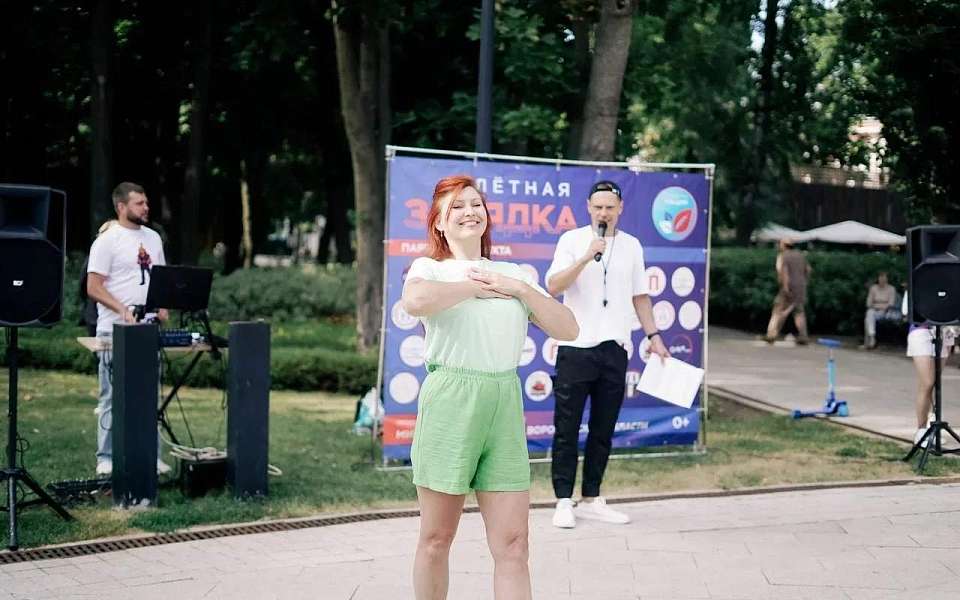 Инклюзивную зарядку провела в парке «Орленок» тренер-реабилитолог в Воронеже