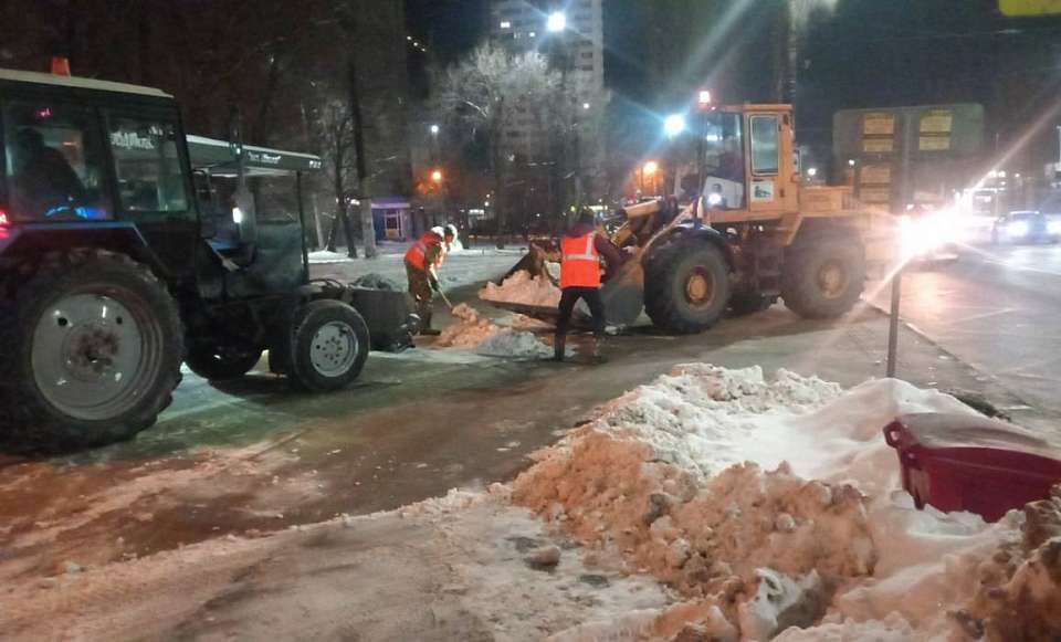За ночь почти 5 тыс. кубометров снега вывезли с улиц города Воронежа