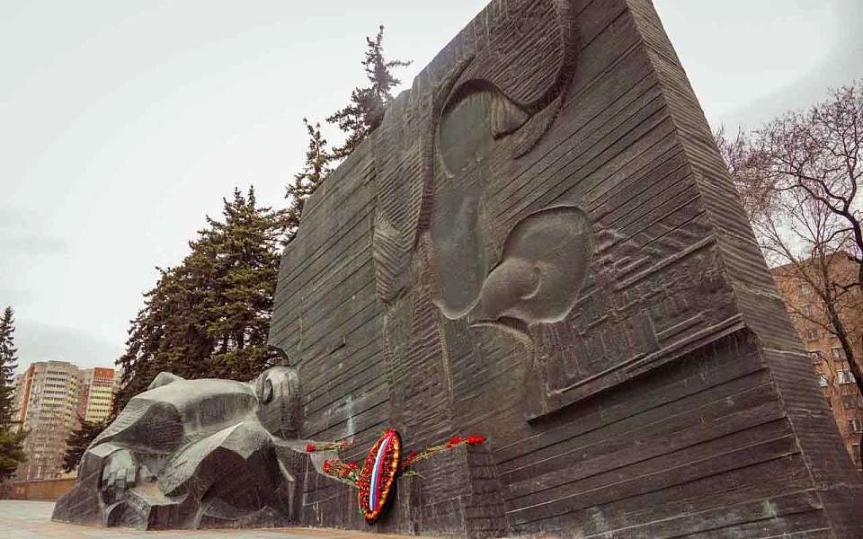 Об особом контроле за делом об осквернении памятника Славы заявили воронежские власти