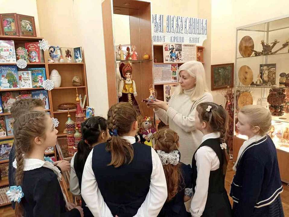 В Коминтерновском районе проходит выставка сказок