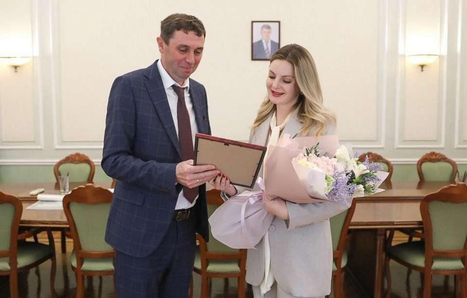 Мэр Воронежа Сергей Петрин поздравил Анну Сапьян с победой на всероссийском конкурсе