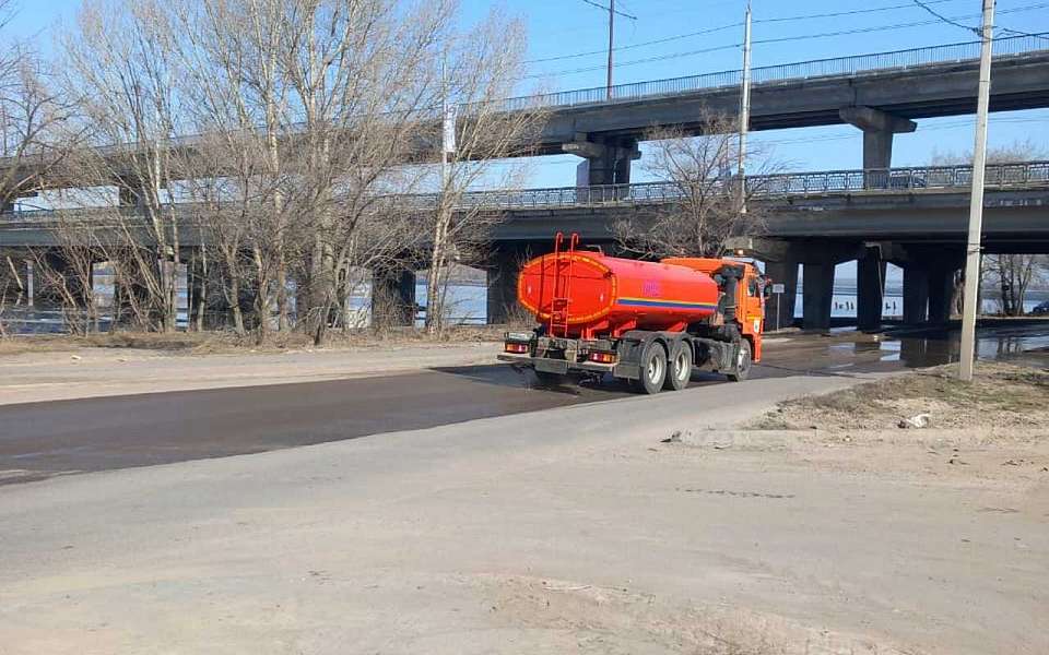 Комбинат благоустройства Железнодорожного района приступил к  поливанию улично-дорожной сети