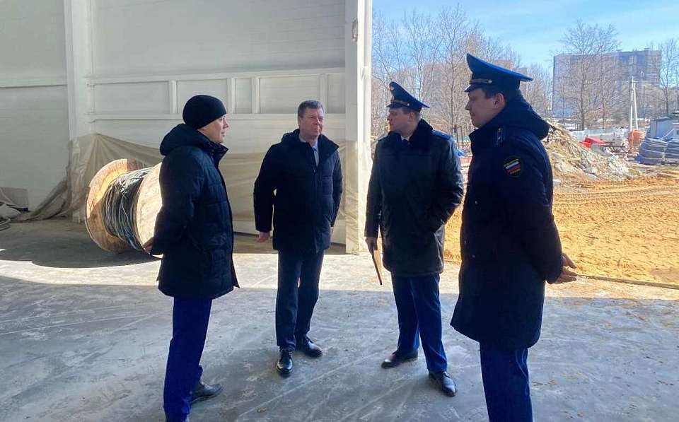 С проверкой в недостроенный футбольный манеж в Шилово нагрянула прокуратура