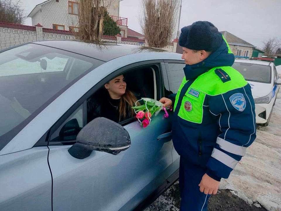 Сотрудники МВД провели для автомобилисток в Воронеже цветочный патруль