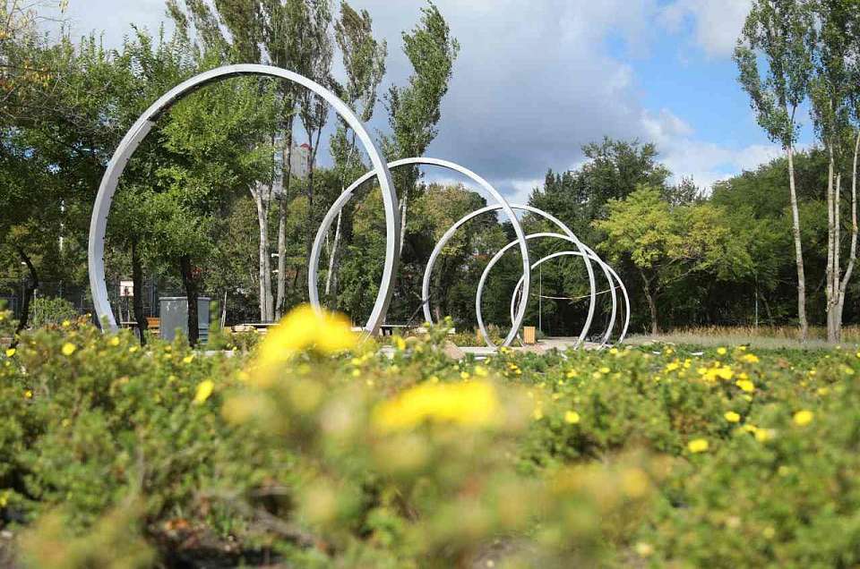 Арки туманообразования монтируют на Петровской набережной Воронежа