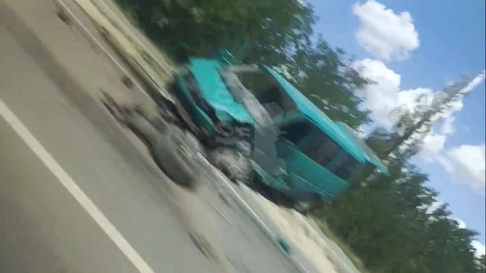 Мини-кроссовер столкнулся с фургоном под Воронежем