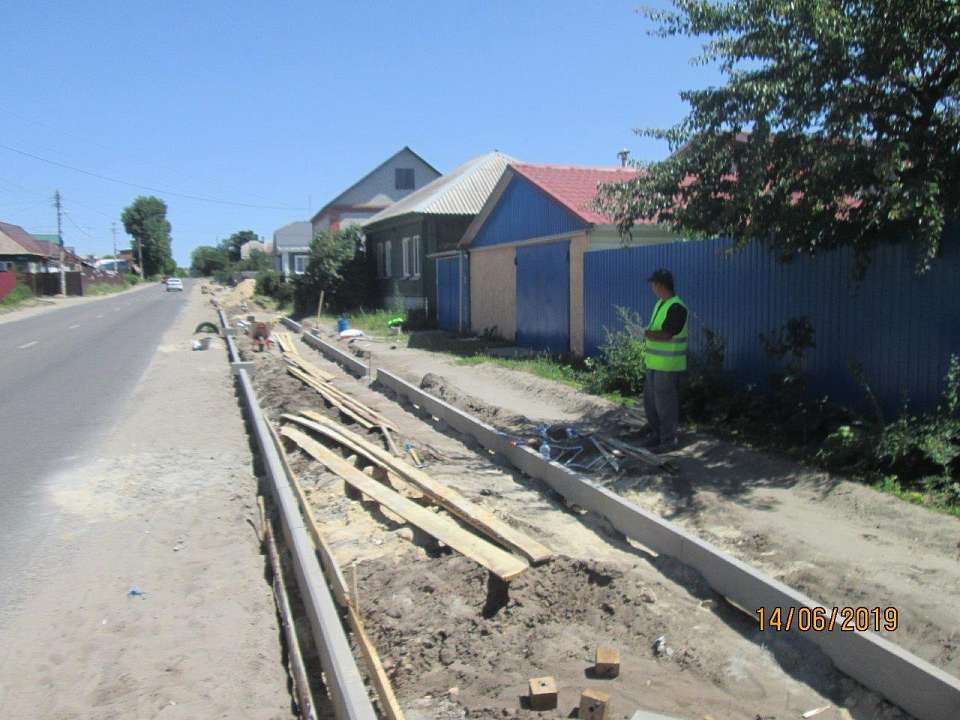 В Железнодорожном районе продолжается устройство тротуаров