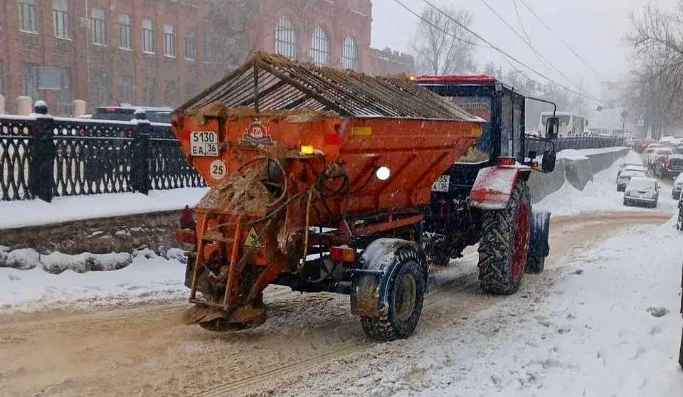 В Центральном районе продолжается уборка территорий от снега и наледи