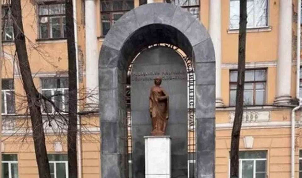 В Воронеже разрушается единственный памятник медработникам