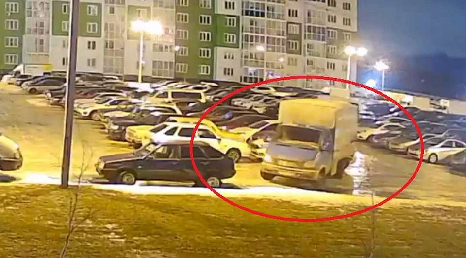 Сильным ветром в Воронеже сдуло «ГАЗель» и несколько легковушек