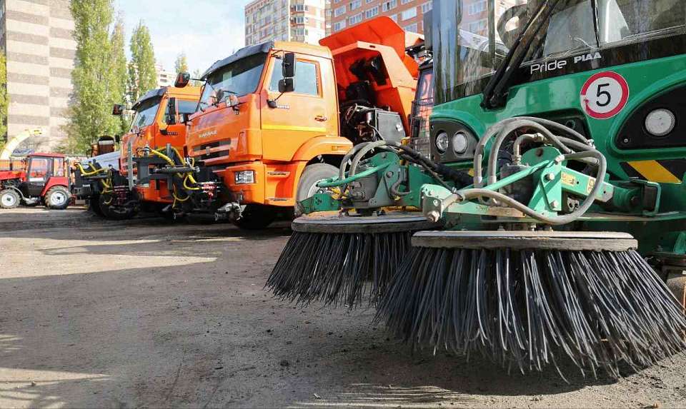 Новой снегоуборочной техникой продолжают пополняться комбинаты благоустройства Воронежа