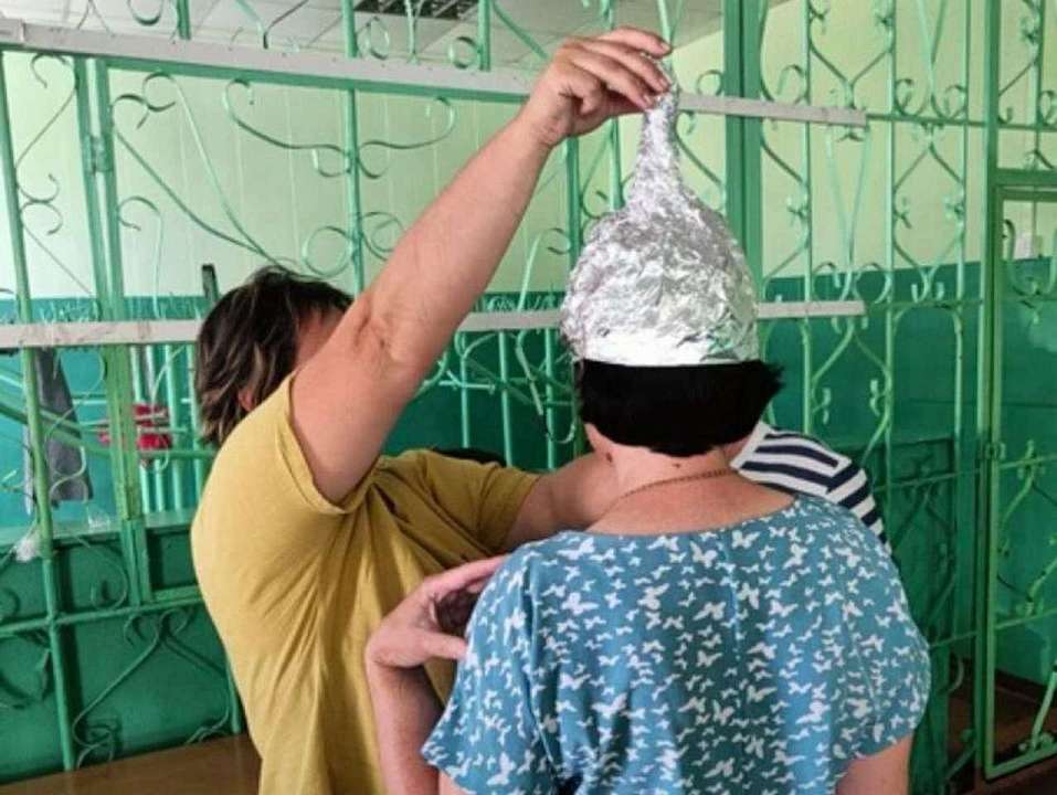 Шапочки из фольги для защиты от НАТО изготовили  учителя Воронежской области, поверив пранку