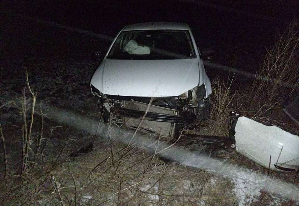 В опрокинувшемся на воронежской дороге автомобиле пострадала 42-летняя женщина