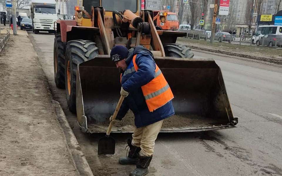 Полным ходом идет уборка улиц Железнодорожного района 