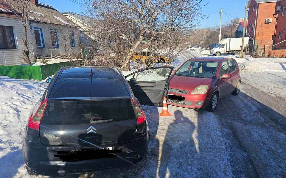 Автомобилистка на Ford столкнулась с Citroën C4 и травмировала находившегося рядом воронежца
