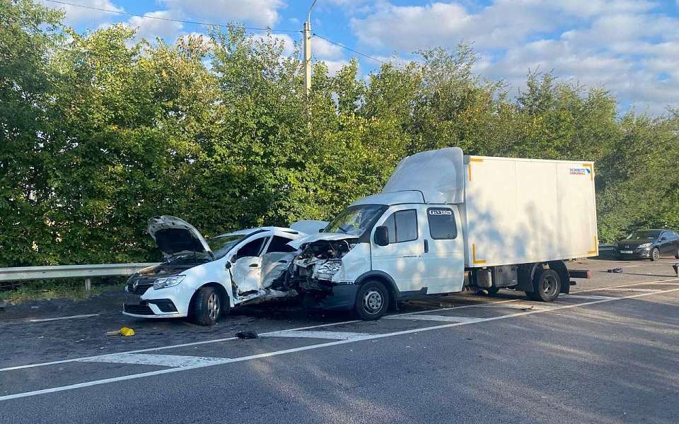 В ДТП с «ГАЗелью» на воронежской трассе погиб водитель Renault Logan