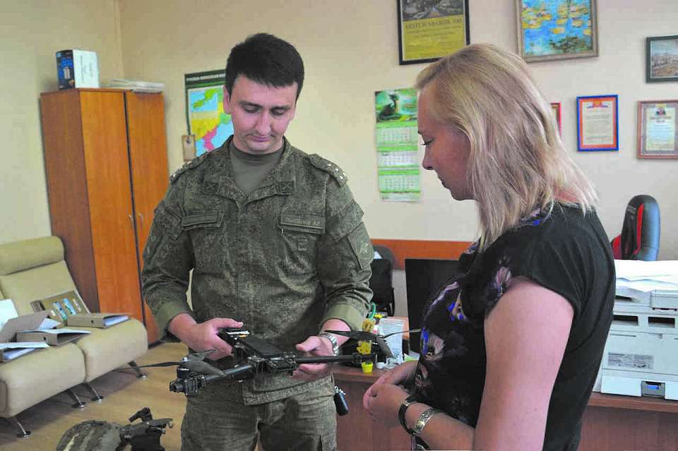 Депутаты Воронежской гордумы передали трофеи из зоны СВО в пункт отбора на контрактную службу