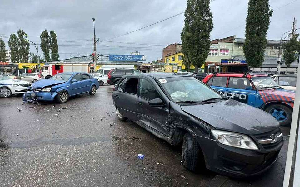 В ДТП двух легковушек пострадали 4 человека в Воронеже