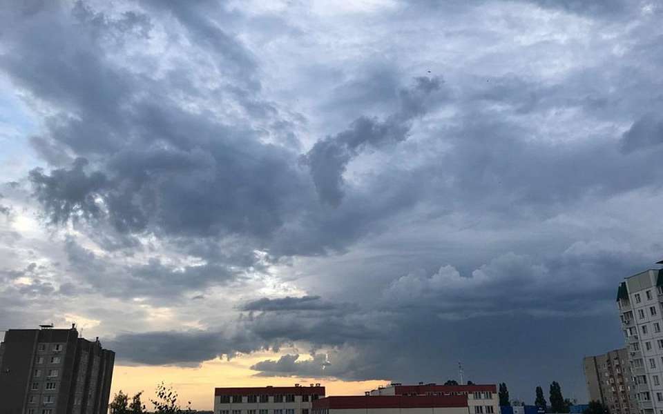 Похолодание до +12 градусов и гроза с градом ожидаются в выходные в Воронежской области