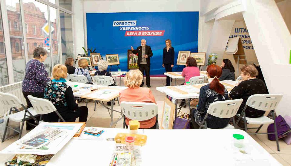 Праздничный мастер-класс по живописи прошёл в Штабе общественной поддержки «Единой России»