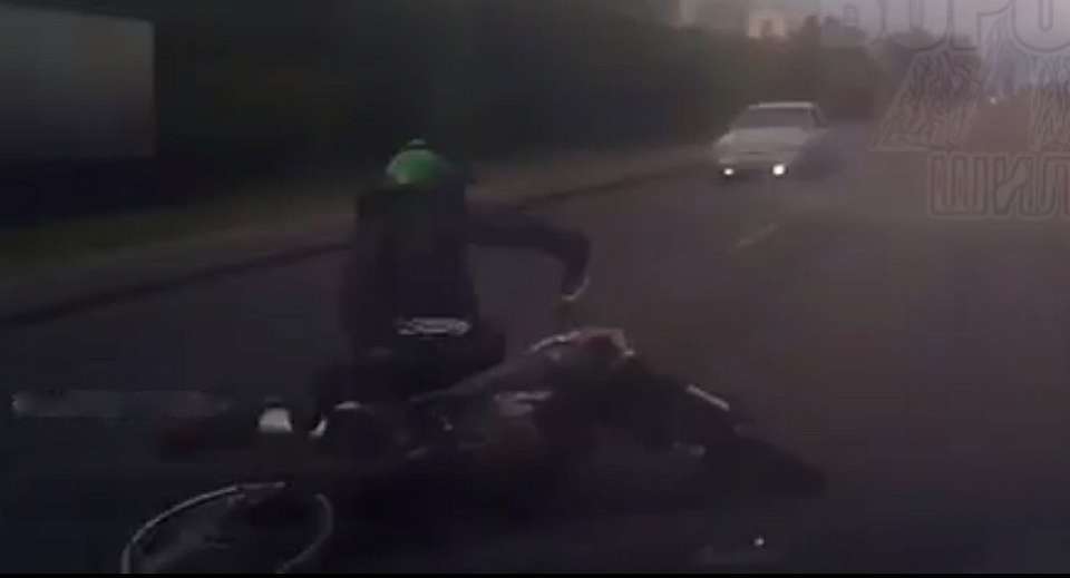 Чуть не угодил под колёса автомобиля в Воронеже юный мотоциклист