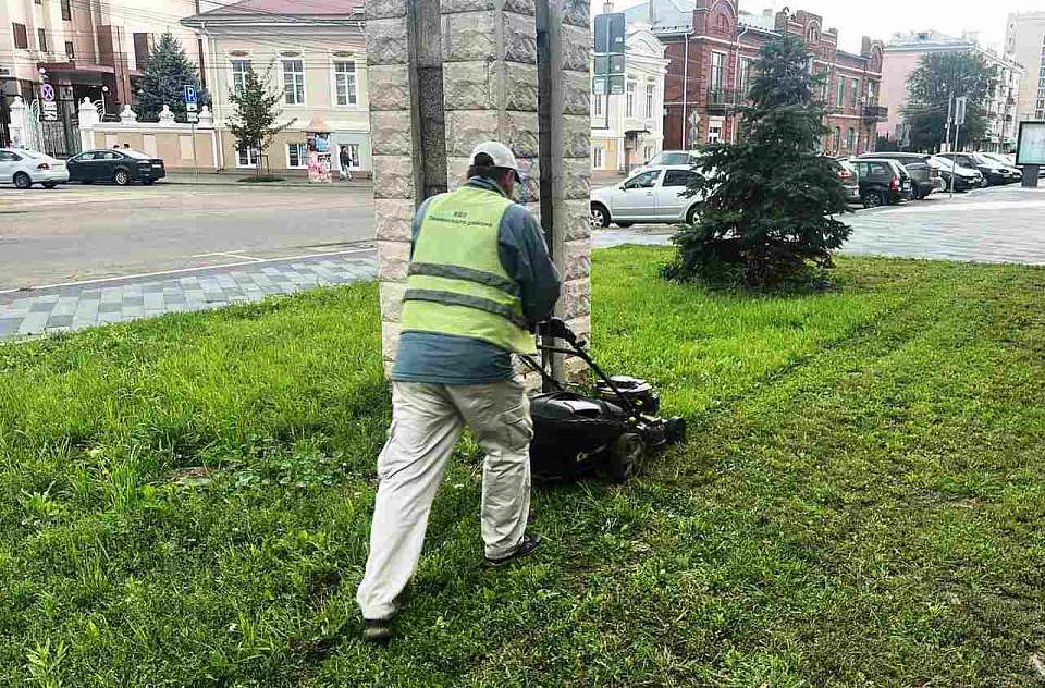 В Ленинском районе продолжаются уходные работы на газонах