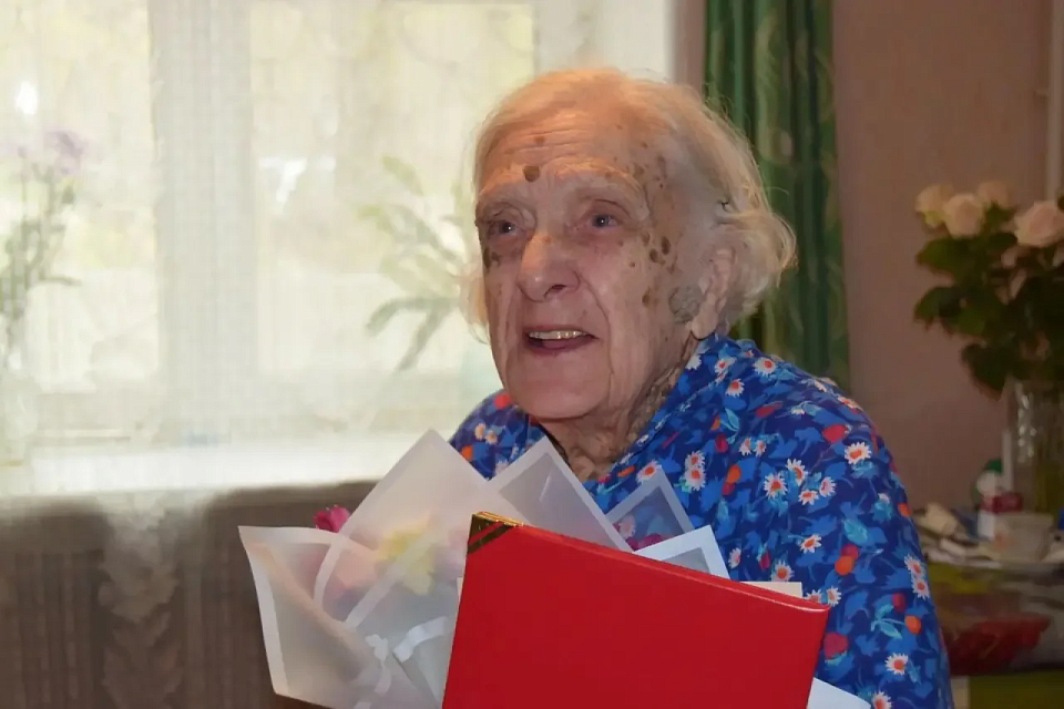 Мэр Воронежа поздравил с днем рождения Почетного гражданина Галину Булкову