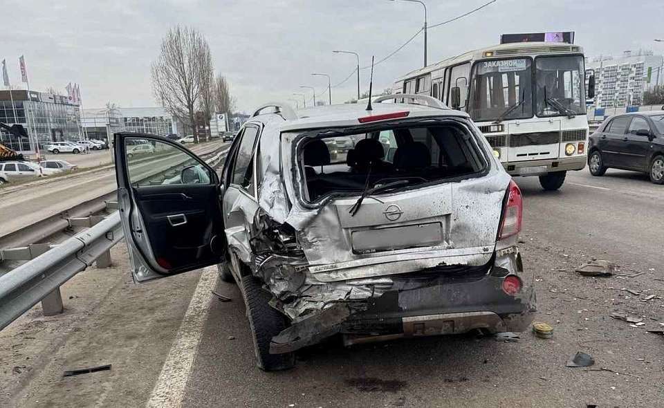 Водитель кроссовера пострадал в ДТП с грузовой «Газелью» под Воронежем