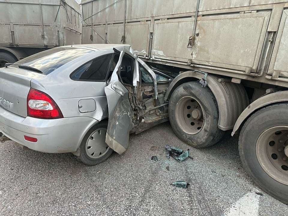 Три человека пострадали в страшном ДТП «Лады» и КамАЗа под Воронежем