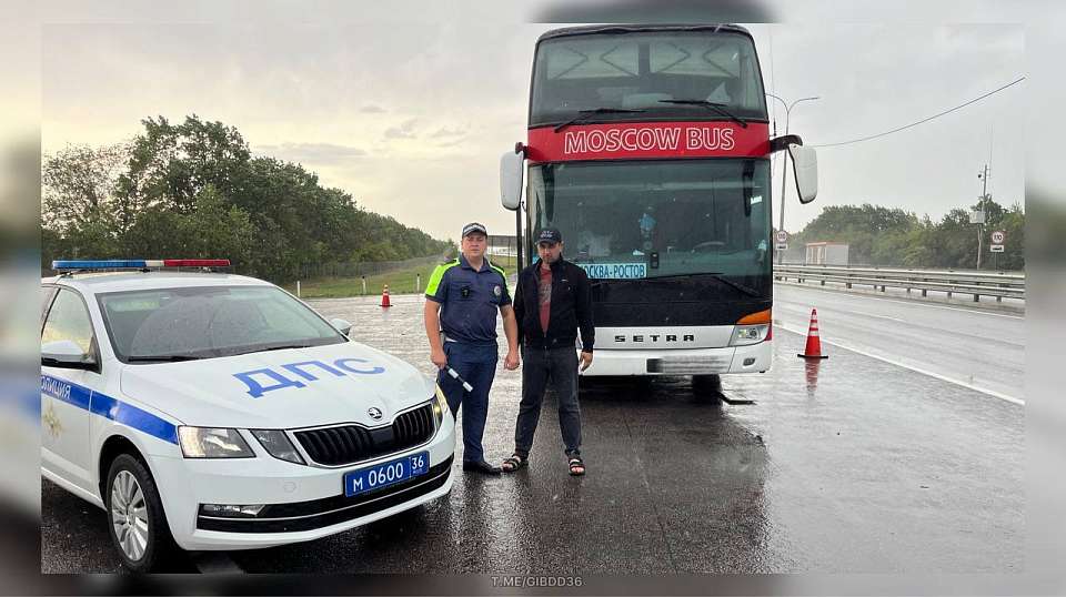 Автоинспекторы помогли 78 пассажирам и водителю сломавшегося на воронежской трассе автобуса