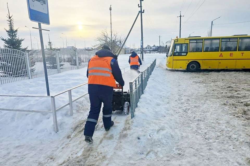 Сегодня на улице заметно потеплело, поэтому работы комбината благоустройства скорректированы исходя из погодных условий