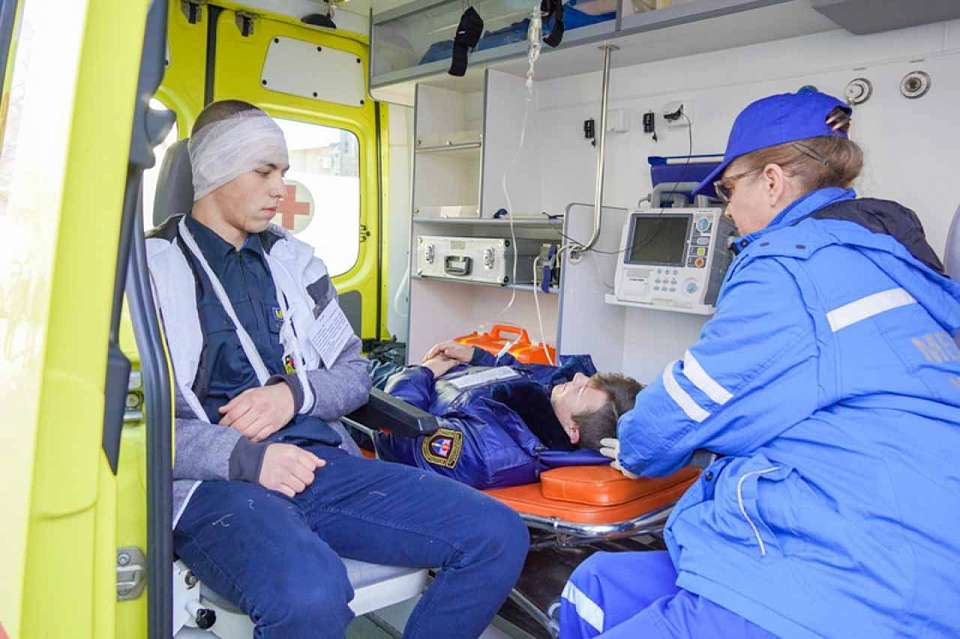 Карета скорой помощи перевернулась в Воронеже на улице 45-й Стрелковой Дивизии 