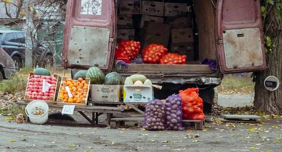 Врач рассказала, чем опасна покупка овощей и фруктов на автотрассе