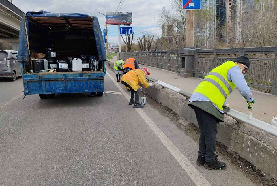 Комбинат благоустройства Железнодорожного района наносит вертикальную разметку